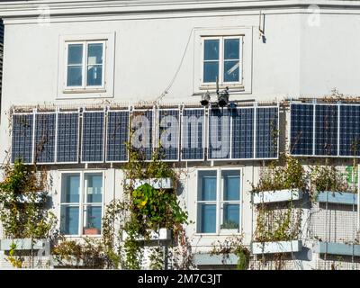 Haus mit Sonnenkollektoren, Österreich Stockfoto
