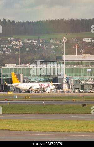 Zürich, Schweiz, 23. Dezember 2022 Pegasus Airlines Airbus A320-251N-Flugzeuge parken am Gate Stockfoto