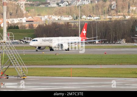 Zürich, Schweiz, 23. Dezember 2022 Helvetic Airlines das Flugzeug Embraer E195-E2 fährt zu seiner Position Stockfoto