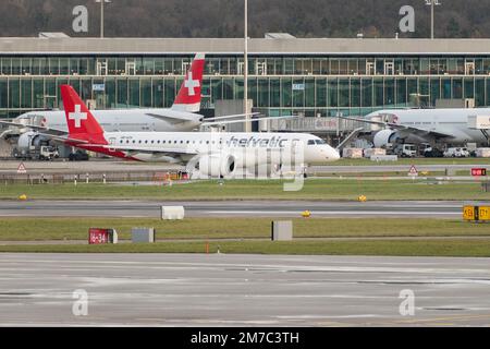 Zürich, Schweiz, 23. Dezember 2022 Helvetic Airways Embraer E190-E2-Flugzeuge Rollen zu ihrer Position Stockfoto