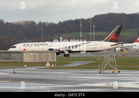 Zürich, Schweiz, 23. Dezember 2022 Air Canada Boeing 787-9 Dreamliner ist in Position Stockfoto