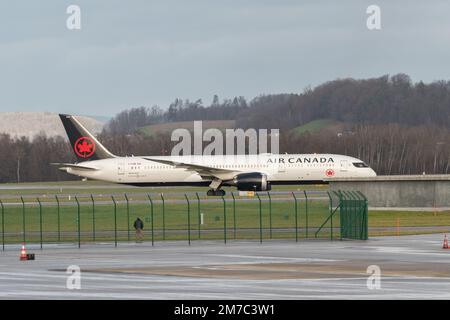 Zürich, Schweiz, 23. Dezember 2022 Air Canada Boeing 787-9 Dreamliner ist in Position Stockfoto