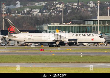 Zürich, Schweiz, 23. Dezember 2022 Air Canada Boeing 787-9 Dreamliner ist in Position Stockfoto