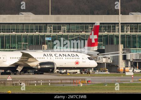 Zürich, Schweiz, 23. Dezember 2022 Air Canada Boeing 787-9 Dreamliner ist in Position Stockfoto