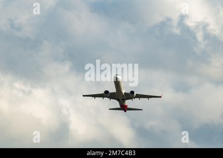 Zürich, Schweiz, 23. Dezember 2022 Helvetic Airways Embraer E190LR startet von Landebahn 32 Stockfoto