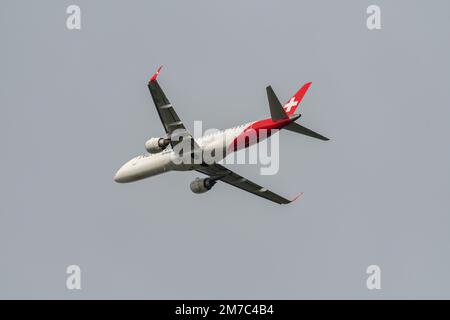 Zürich, Schweiz, 23. Dezember 2022 Helvetic Airways Embraer E190LR startet von Landebahn 32 Stockfoto