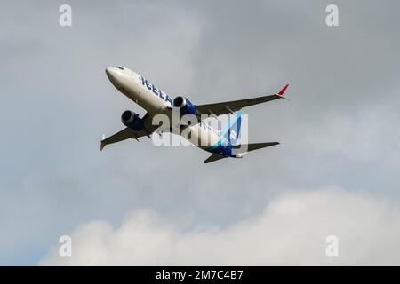 Zürich, Schweiz, 23. Dezember 2022 die isländische Boeing 737-8 MAX startet von Landebahn 32 Stockfoto