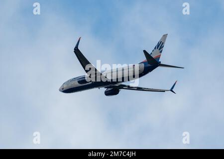 Zürich, Schweiz, 23. Dezember 2022 Sun Express Boeing 737-8HC startet von Landebahn 32 Stockfoto