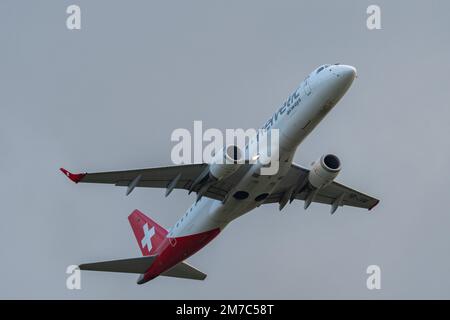 Zürich, Schweiz, 23. Dezember 2022 Helvetic Airways Embraer E190LR Flugzeuge nach Abflug von Landebahn 32 an einem bedeckten Tag Stockfoto