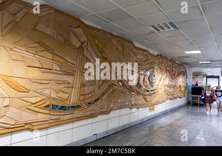 Kunstwerke in der Ankara U-Bahn. Wandmosaike, Skulpturen Stockfoto