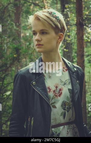 Nahaufnahme einer hübschen Frau in Kleid und Lederjacke Porträt Stockfoto