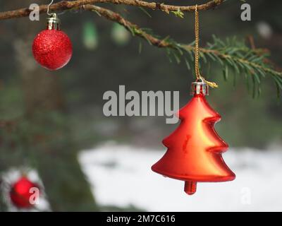 weihnachtsbaumschmuck in Baumform Stockfoto