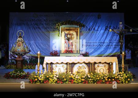 Manila, Philippinen. 08. Januar 2023. Nach zwei Jahren Lockdown-Beschränkungen aufgrund der Covid-19-Pandemie findet eine Mitternachtsmesse auf der Quirino-Haupttribüne statt, um das Fest der Traslacion des Schwarzen Nazarens zu feiern. Jose Kardinal Advincula leitete die Feier der Messe. (Foto von Dennis Jerome Acosta/Pacific Press) Kredit: Pacific Press Media Production Corp./Alamy Live News Stockfoto