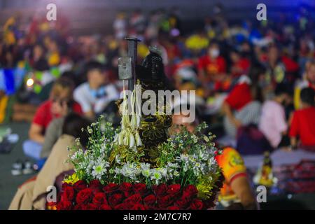 Manila, Philippinen. 08. Januar 2023. Nach zwei Jahren Lockdown-Beschränkungen aufgrund der Covid-19-Pandemie findet eine Mitternachtsmesse auf der Quirino-Haupttribüne statt, um das Fest der Traslacion des Schwarzen Nazarens zu feiern. Jose Kardinal Advincula leitete die Feier der Messe. (Foto von Dennis Jerome Acosta/Pacific Press) Kredit: Pacific Press Media Production Corp./Alamy Live News Stockfoto