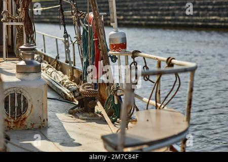 Hintergrundbild eines rostigen Fischerboots im Dock, beleuchtet von Sonnenlicht, Kopierbereich Stockfoto