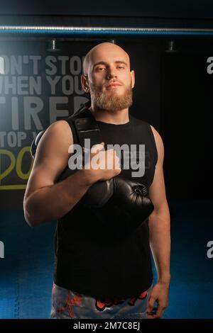 Kahlköpfige Männer mit Bart halten Boxhandschuhe. Starke Sicht Stockfoto