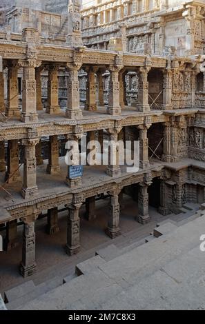 10 20 2007 Skulpturen von Gott und Göttinnen im Stiefwell Rani ki vav, einer aufwändig errichteten historischen Stätte in Gujarat, Indien. Ein UNESCO-Weltkulturerbe Stockfoto