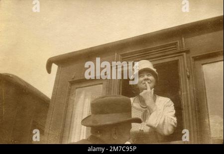 Frau mittleren Alters, winkend vom Zugfenster, Italien 1917 Stockfoto