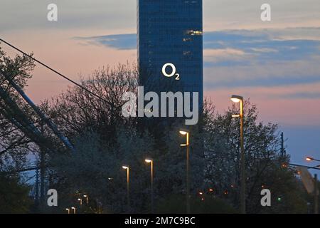 München, Deutschland. 09. Januar 2023. Telefonica Deutschland: O2 erhöht die Grundgebühren um bis zu zehn Prozent. ARCHIVFOTO; Hauptsitz des Telekommunikationsunternehmens O2, Telefonica in München. Hochhaus, Gebäude. ? Kredit: dpa/Alamy Live News Stockfoto