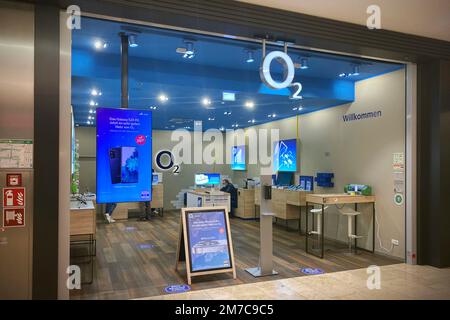 München, Deutschland. 09. Januar 2023. Telefonica Deutschland: O2 erhöht die Grundgebühren um bis zu zehn Prozent. ARCHIVFOTO; O2 Telefonica Shop in München, Schaufenster, Geschäft. Telekommunikation, Mobilfunkbetreiber. ? Kredit: dpa/Alamy Live News Stockfoto