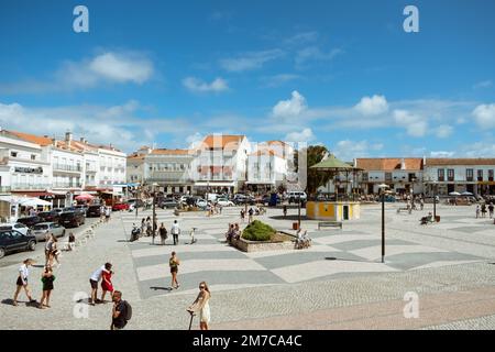 Nazare, Portugal - 16. August 2022: Kirche Nossa Senhora da Nazare auf dem Hauptplatz von Nazare Sitio auf dem Hügel, Mittelportugiesien, Europa. Die Kirche Stockfoto