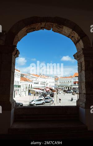 NAZARE, PORTUGAL - 16. August 2022: Die Aussicht vom Kirchenfenster, zentraler Platz von Nazare, umgeben von einer Reihe von Wohnhäusern. Nazare. Portugiesisch Stockfoto