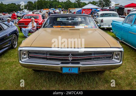 Iola, WI - 07. Juli 2022: Perspektivische Vorderansicht eines 1969 Chrysler 300 Cabriolets auf einer lokalen Automesse. Stockfoto