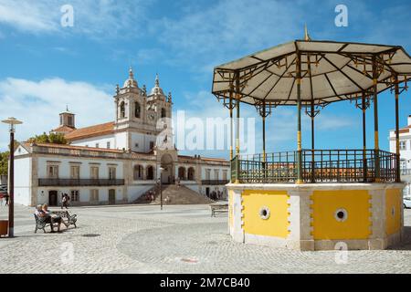 Nazare, Portugal - 16. August 2022: Kirche Nossa Senhora da Nazare auf dem Hauptplatz von Nazare Sitio auf dem Hügel, Mittelportugiesien, Europa. Die Kirche Stockfoto