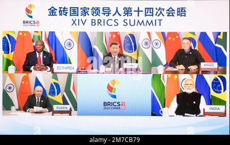 Peking, China. 23. Juni 2022. Der chinesische Präsident Xi Jinping ist Gastgeber des BRICS-Gipfels 14. per Video-Link in Peking, Hauptstadt Chinas, am 23. Juni 2022. XI hielt auf dem Gipfel eine wichtige Rede mit dem Titel „Förderung einer hochwertigen Partnerschaft und auf dem Weg zu einer neuen Reise der BRICS-Zusammenarbeit“. Der südafrikanische Präsident Cyril Ramaphosa, der brasilianische Präsident Jair Bolsonaro, der russische Präsident Wladimir Putin und der indische Premierminister Narendra Modi nahmen an dem Gipfel Teil. Kredit: Li Tao/Xinhua/Alamy Live News Stockfoto