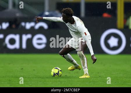 Mailand, Italien. 08. Januar 2023. Tammy Abraham von AS Roma kontrolliert den Ball während des Spiels der Serie A vor dem AC Mailand und als Roma im Stadio Giuseppe Meazza am 8. Januar 2023 in Mailand, Italien . Kredit: Marco Canoniero/Alamy Live News Stockfoto