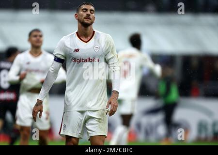 Mailand, Italien. 08. Januar 2023. Lorenzo Pellegrini von AS Roma sieht während des Spiels der Serie A vor dem AC Mailand und als Roma am Stadio Giuseppe Meazza am 8. Januar 2023 in Mailand, Italien, deprimiert aus. Kredit: Marco Canoniero/Alamy Live News Stockfoto