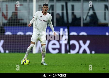 Mailand, Italien. 08. Januar 2023. Roger Ibanez von AS Roma kontrolliert den Ball während des Spiels der Serie A zwischen AC Milan und AS Roma im Stadio Giuseppe Meazza am 8. Januar 2023 in Mailand, Italien . Kredit: Marco Canoniero/Alamy Live News Stockfoto