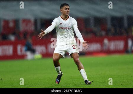 Mailand, Italien. 08. Januar 2023. Paulo Dybala von AS Roma Gesten während des Spiels der Serie A zwischen AC Mailand und AS Roma im Stadio Giuseppe Meazza am 8. Januar 2023 in Mailand, Italien. Kredit: Marco Canoniero/Alamy Live News Stockfoto
