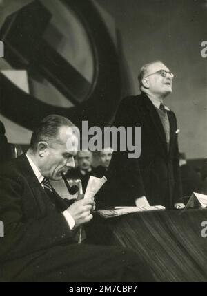 Italienische Politiker Sandro Pertini (links) und Olindo Vernocchi auf dem XXV-Kongress der Sozialistischen Partei, Rom, Italien 1947 Stockfoto