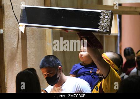 Manila, Metro Manila, Philippinen. 8. Januar 2023. Nach zwei Jahren Lockdown-Beschränkungen aufgrund der Covid-19-Pandemie findet eine Mitternachtsmesse auf der Quirino-Haupttribüne statt, um das Fest der Traslacion des Schwarzen Nazarens zu feiern. Jose Kardinal Advincula leitete die Feier der Messe. (Kreditbild: © Dennis Jerome Acosta/Pacific Press via ZUMA Press Wire) Kredit: ZUMA Press, Inc./Alamy Live News Stockfoto