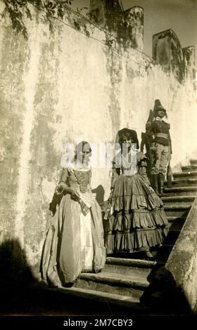 Zwei Mädchen in Kostümen aus dem 18. Jahrhundert in einem Schloss, Italien 1920er Stockfoto