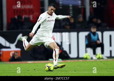 Mailand, Italien. 08. Januar 2023. Roger Ibanez von AS Roma kontrolliert den Ball während des Spiels der Serie A zwischen AC Milan und AS Roma im Stadio Giuseppe Meazza am 8. Januar 2023 in Mailand, Italien . Kredit: Marco Canoniero/Alamy Live News Stockfoto