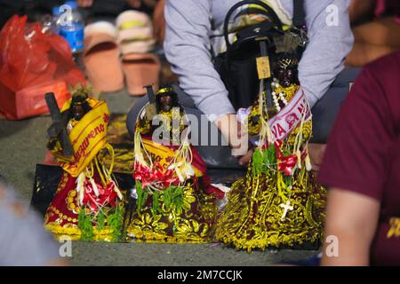 Manila, Metro Manila, Philippinen. 8. Januar 2023. Nach zwei Jahren Lockdown-Beschränkungen aufgrund der Covid-19-Pandemie findet eine Mitternachtsmesse auf der Quirino-Haupttribüne statt, um das Fest der Traslacion des Schwarzen Nazarens zu feiern. Jose Kardinal Advincula leitete die Feier der Messe. (Kreditbild: © Dennis Jerome Acosta/Pacific Press via ZUMA Press Wire) Kredit: ZUMA Press, Inc./Alamy Live News Stockfoto