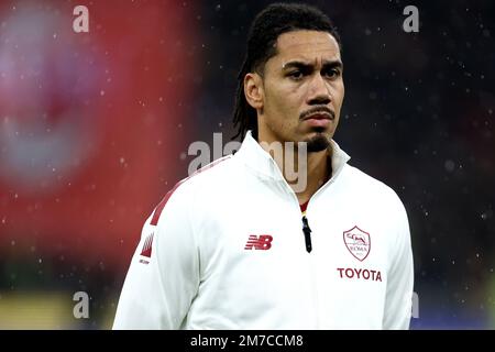 Mailand, Italien. 08. Januar 2023. Chris Smalling of AS Roma schaut während des Fußballspiels der Serie A vor dem AC Mailand und als Roma im Stadio Giuseppe Meazza am 8. Januar 2023 in Mailand (Italien) zu. Kredit: Marco Canoniero/Alamy Live News Stockfoto