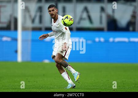 Mailand, Italien. 08. Januar 2023. Lorenzo Pellegrini von AS Roma in Aktion während des Fußballspiels der Serie A vor dem AC Mailand und als Roma im Stadio Giuseppe Meazza am 8. Januar 2023 in Mailand, Italien . Kredit: Marco Canoniero/Alamy Live News Stockfoto