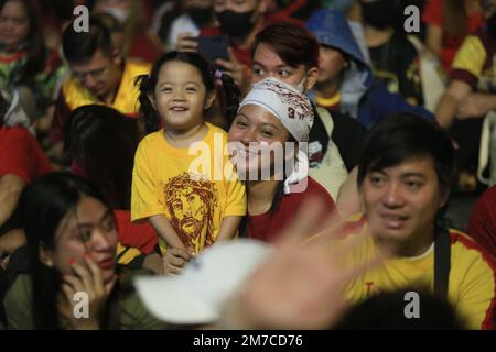 Manila, Metro Manila, Philippinen. 8. Januar 2023. Nach zwei Jahren Lockdown-Beschränkungen aufgrund der Covid-19-Pandemie findet eine Mitternachtsmesse auf der Quirino-Haupttribüne statt, um das Fest der Traslacion des Schwarzen Nazarens zu feiern. Jose Kardinal Advincula leitete die Feier der Messe. (Kreditbild: © Dennis Jerome Acosta/Pacific Press via ZUMA Press Wire) Kredit: ZUMA Press, Inc./Alamy Live News Stockfoto