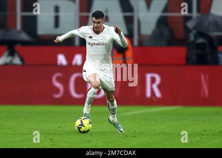 Mailand, Italien. 08. Januar 2023. Roger Ibanez von AS Roma in Aktion während des Fußballspiels der Serie A vor dem AC Mailand und als Roma im Stadio Giuseppe Meazza am 8. Januar 2023 in Mailand, Italien . Kredit: Marco Canoniero/Alamy Live News Stockfoto