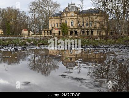 Ludwigsburg, Deutschland. 09. Januar 2023. Das Schloss Monrepos am See spiegelt sich in einer Pfütze wider, die sich nach einem Regenschauer gesammelt hat. Kredit: Bernd Weißbrod/dpa/Alamy Live News Stockfoto