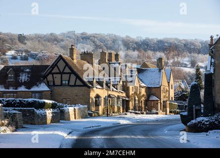 Ein verschneiter Morgen im Cotswold-Dorf Broadway in Worcestershire, Großbritannien. Stockfoto