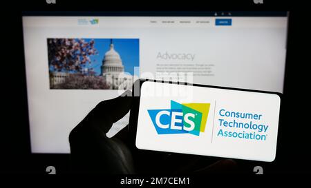 Person, die ein Mobiltelefon mit dem Logo der American Consumer Technology Association (CTA) auf dem Bildschirm vor der Website hält. Konzentrieren Sie sich auf das Display des Telefons. Stockfoto