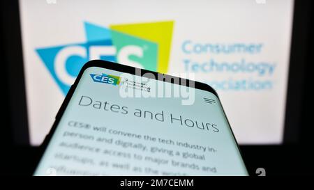 Mobiltelefon mit Website der US Consumer Technology Association (CTA, CES) auf dem Bildschirm vor dem Unternehmenslogo. Fokus auf oberer linker Seite des Telefondisplays. Stockfoto