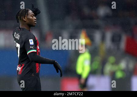 Mailand, Italien. 08. Januar 2023. Rafael Leao vom AC Milan Gesten während des Fußballspiels der Serie A vor dem Fußballspiel AC Milan und als Roma im Stadio Giuseppe Meazza am 8. Januar 2023 in Mailand, Italien . Kredit: Marco Canoniero/Alamy Live News Stockfoto