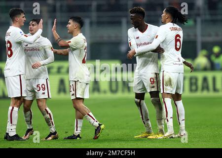 Mailand, Italien. 08. Januar 2023. Die Spieler von AS Roma feiern am Ende des Fußballspiels der Serie A vor dem AC Mailand und als Roma im Stadio Giuseppe Meazza am 8. Januar 2023 in Mailand . Kredit: Marco Canoniero/Alamy Live News Stockfoto