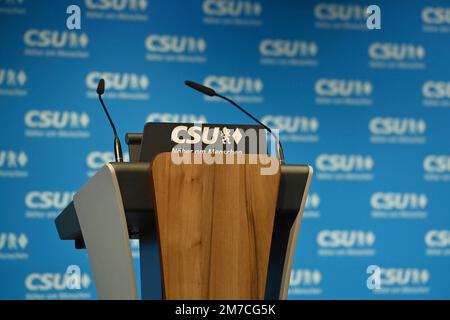 München, Deutschland. 09. Januar 2023. Randmotiv, leer, verlassenes Rednerpult ohne Lautsprecher, leer. Pressekonferenz im Anschluss an die Sitzung des CSU-Präsidiums in der CSU-Staatsführung am 9. Januar 2023 in München? Kredit: dpa/Alamy Live News Stockfoto