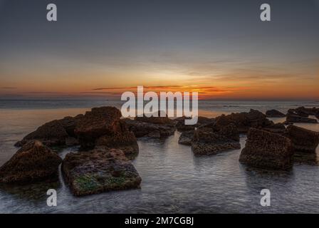 Die wunderschöne, atemberaubende Landschaft, die der Sonnenaufgang in eine Meereslandschaft verwandeln kann Stockfoto
